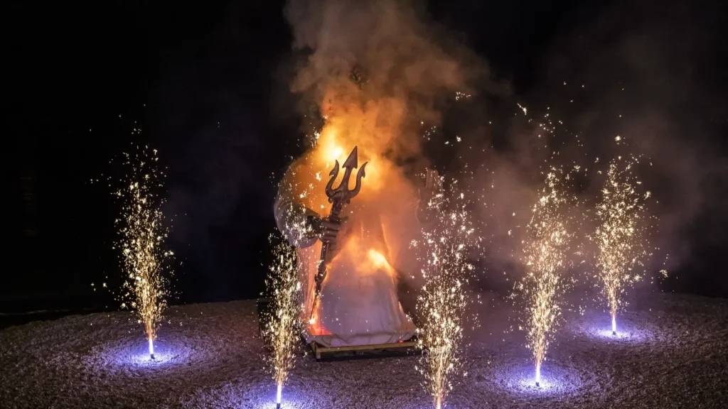 Incinération du Roi du Carnaval de Nice avec feux d'artifice et trident sur la plage