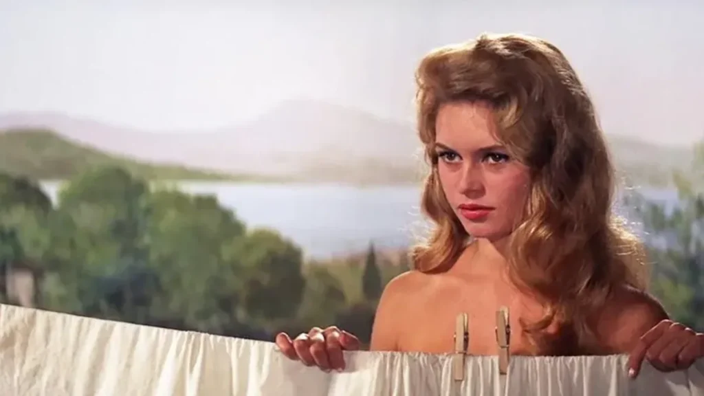 Capture du film Et Dieu créa la femme de Roger Vadim (1956) montrant Brigitte Bardot devant un décor méditerranéen