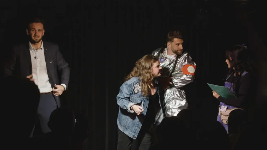 Comédiens sur scène lors de La Roulette russe au Théâtre de l'Impasse dans le Vieux-Nice