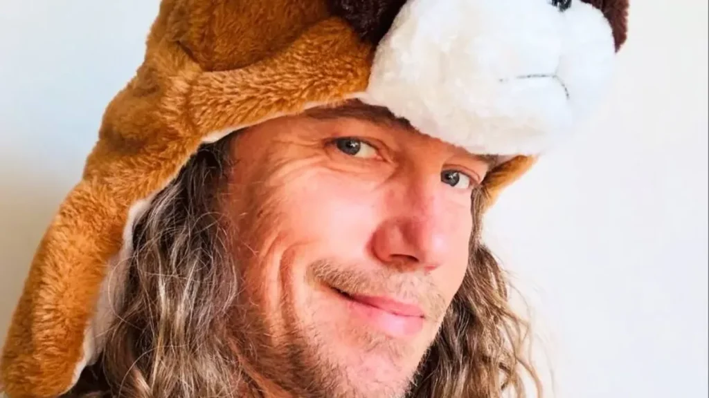 Portrait de Julien Doré avec un chapeau en peluche en forme de chien
