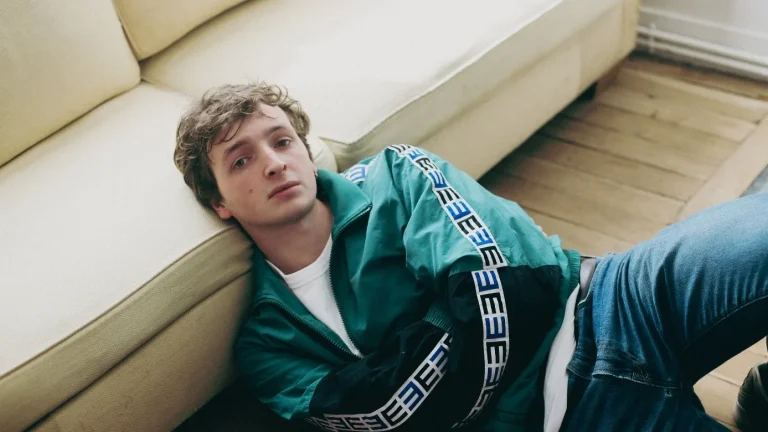 Le best-seller de Panayotis Pascot mis en scène par son frère à Antibes