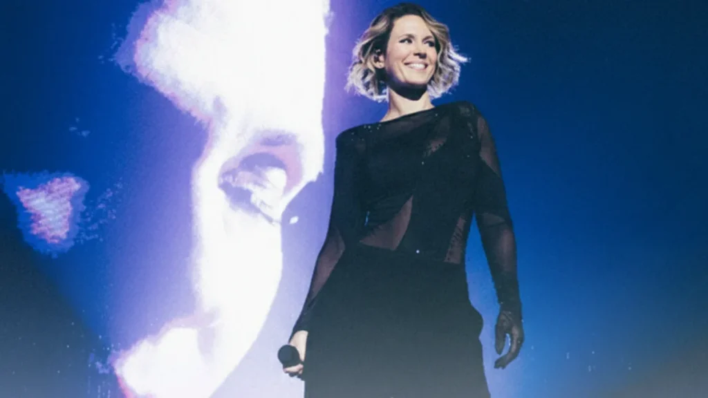 Lorie sur scène lors de sa tournée Lorie Party