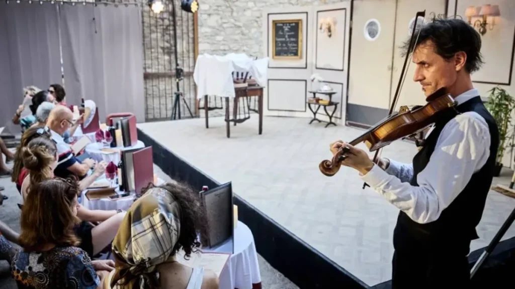 Violoniste jouant devant le public attablé lors du spectacle "Théâtre à la Carte", joué à anthéa à Antibes en mars 2026