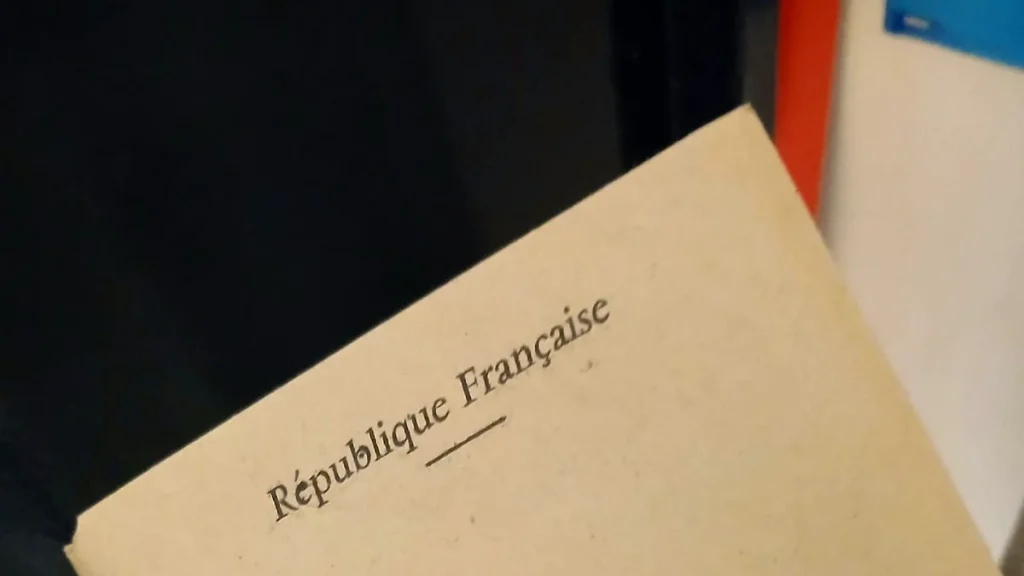 Enveloppe de vote République Française tenue en main, bureau de vote de Nice, municipales 2026