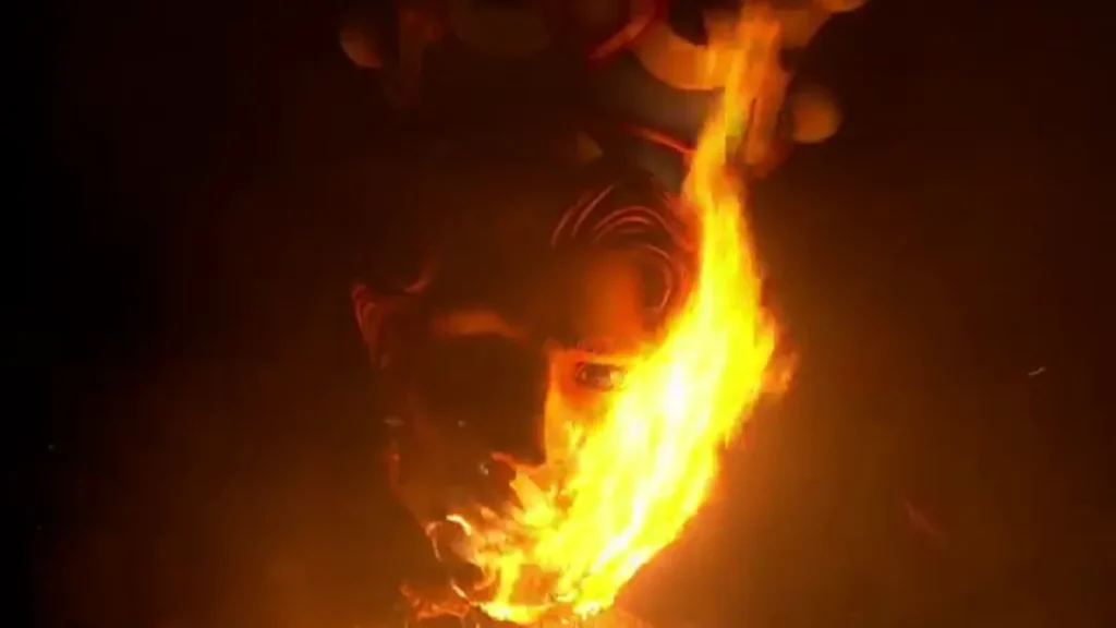 Le visage du Roi consort du Carnaval de Nice 2026 dévoré par les flammes lors de l'incinération