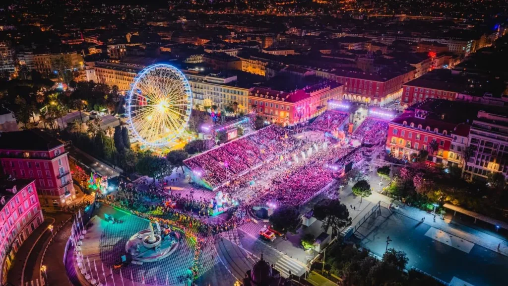Vue aérienne du Carnaval de Nice 2026 place Masséna avec la grande roue et la foule