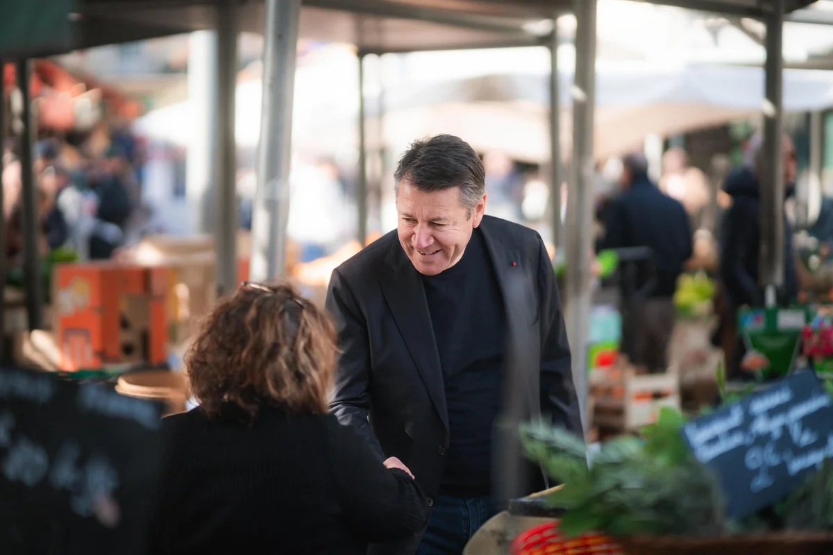 Christian Estrosi en marche pendant la campagne à Nice
