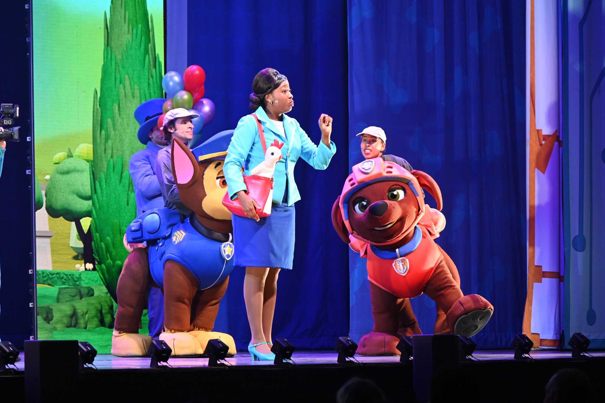 Chase et Robo Dog sur scène lors du spectacle Pat' Patrouille - Le Retour des Héros