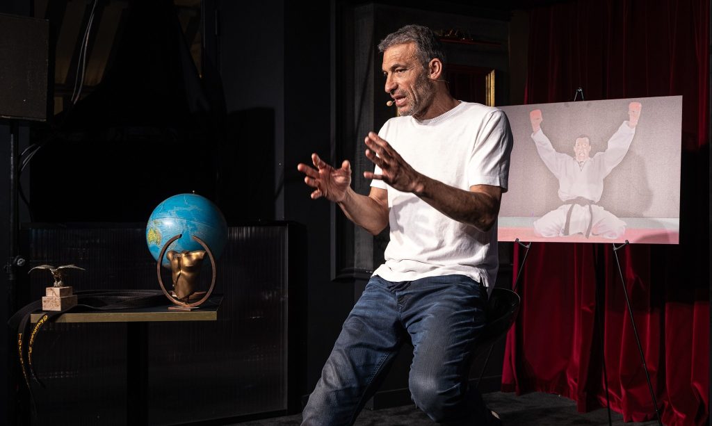 Christophe Pinna sur scène pour son spectacle Nouveau round c'est tout sauf anecdotique