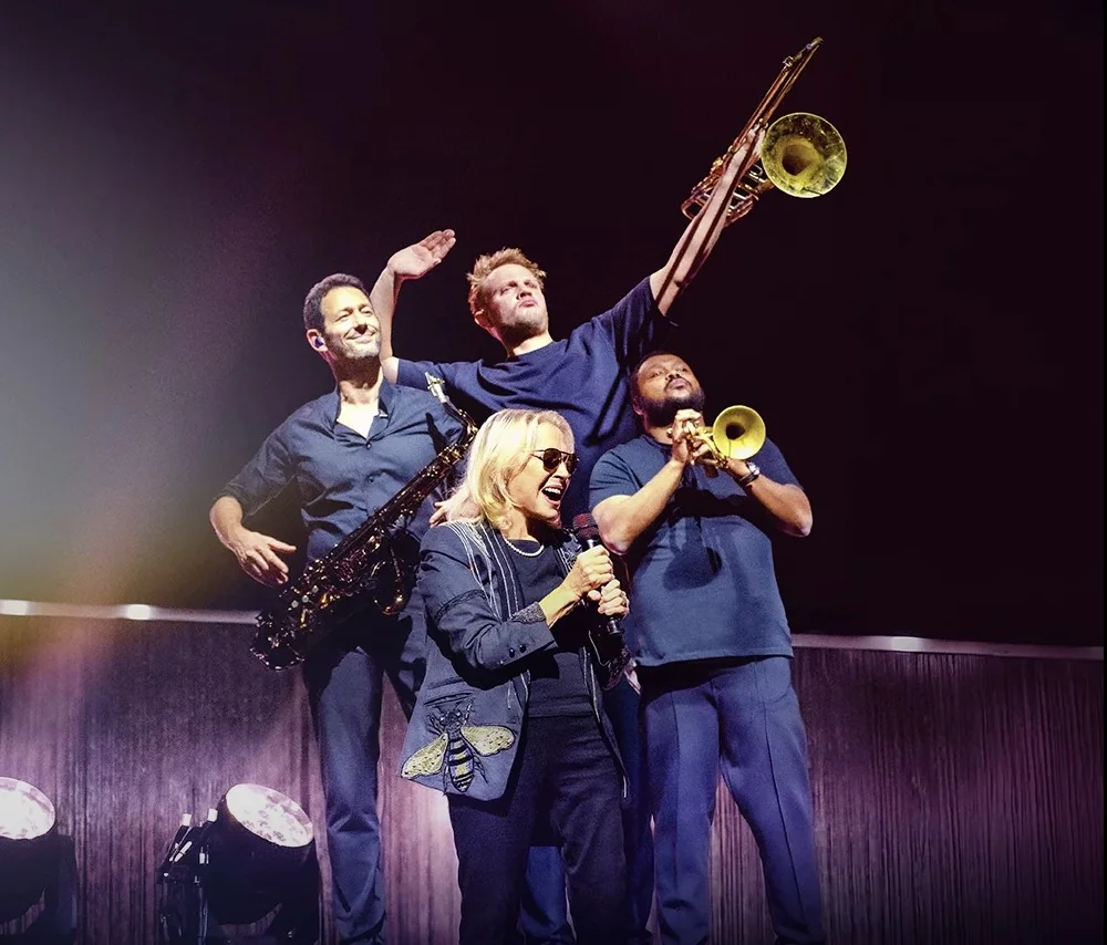 Véronique Sanson sur scène avec sa section cuivres lors de la tournée J'ai eu envie de vous revoir