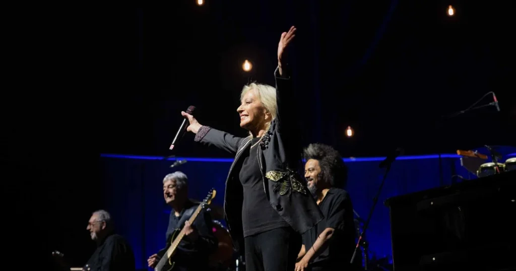 Véronique Sanson sur scène, micro à la main, lors de sa tournée J'ai eu envie de vous revoir