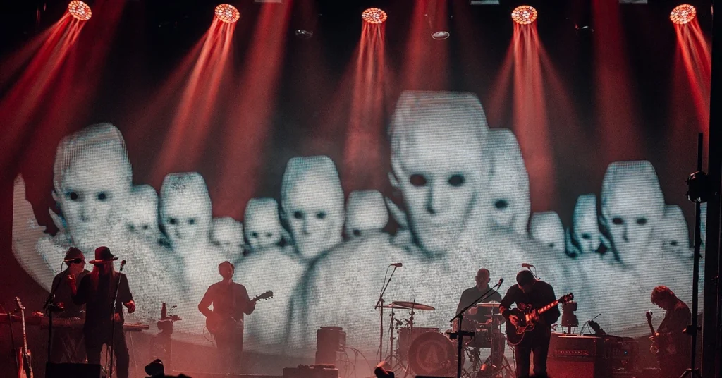 Archive en concert Glass Minds Tour ecran geant visages fantomatiques