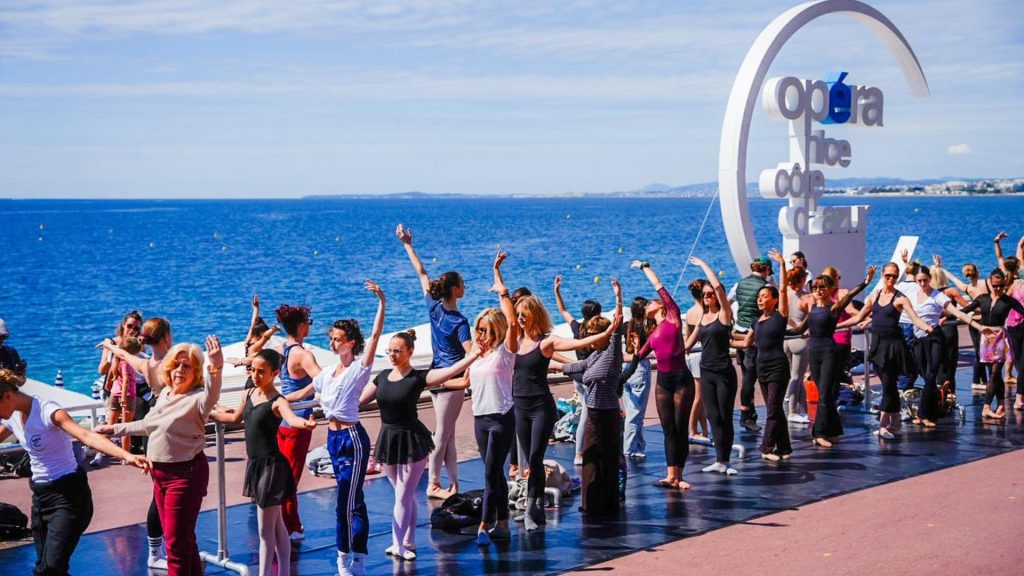 Échauffement de danse classique géant sur la Promenade des Anglais, arc Opéra Nice