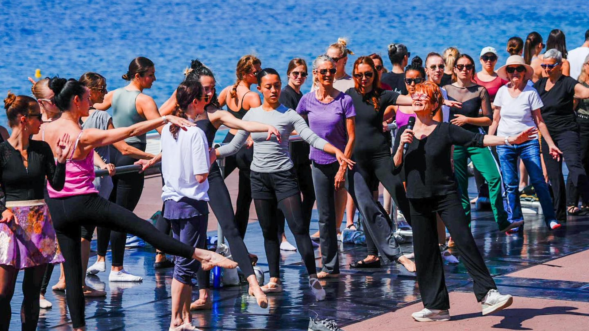 Cours de ballet en plein air face à la mer Nice