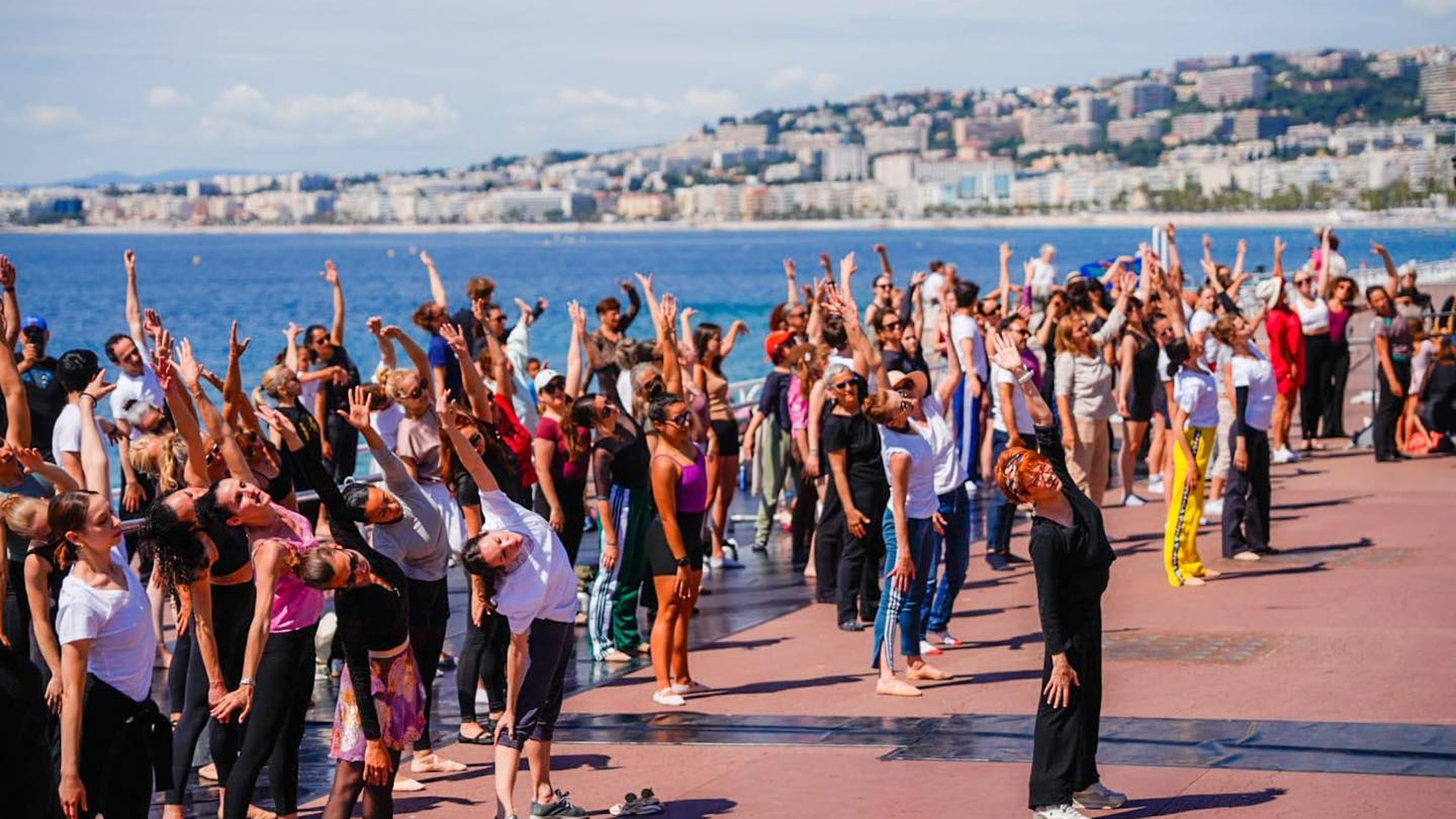 Foule en cours de danse classique sur la Promenade des Anglais Nice