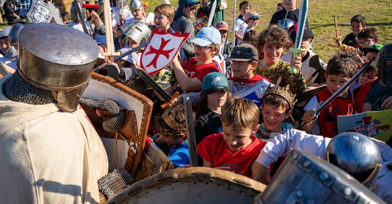 Enfants affrontant des chevaliers en armure à Biot