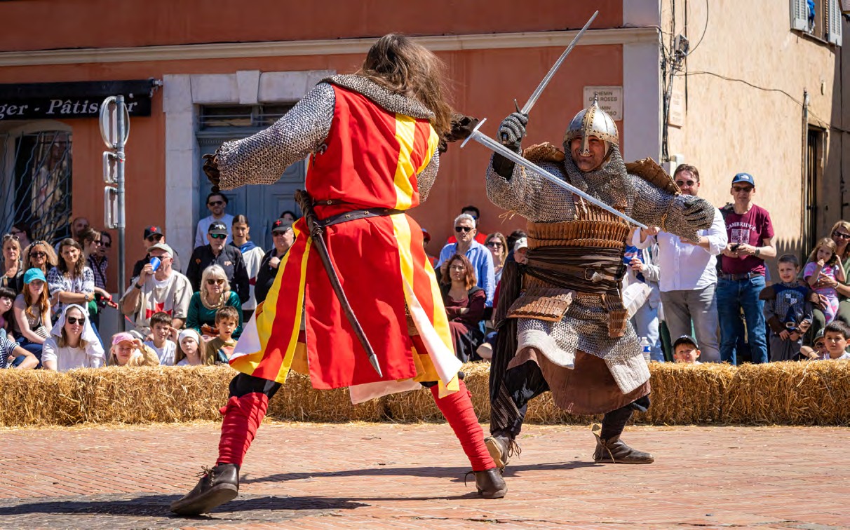 Combat à l épée entre chevaliers à Biot