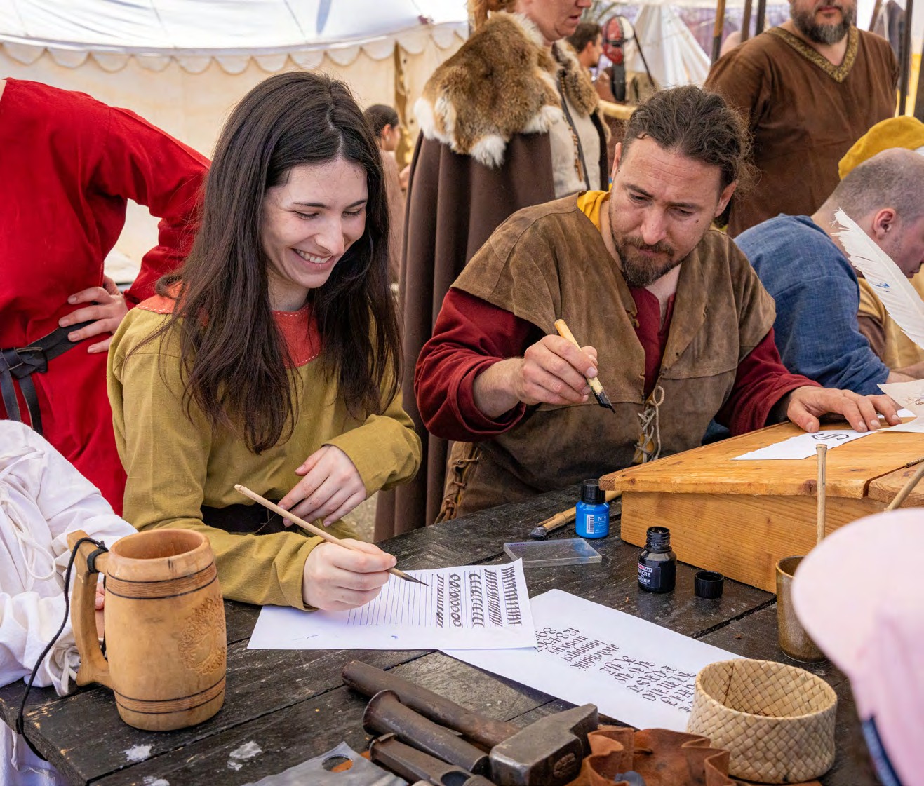 Artisans médiévaux calligraphie dans le campement de Biot