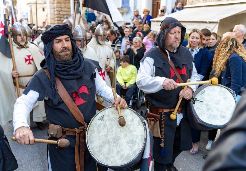 Défilé de tambours et chevaliers templiers dans les rues de Biot