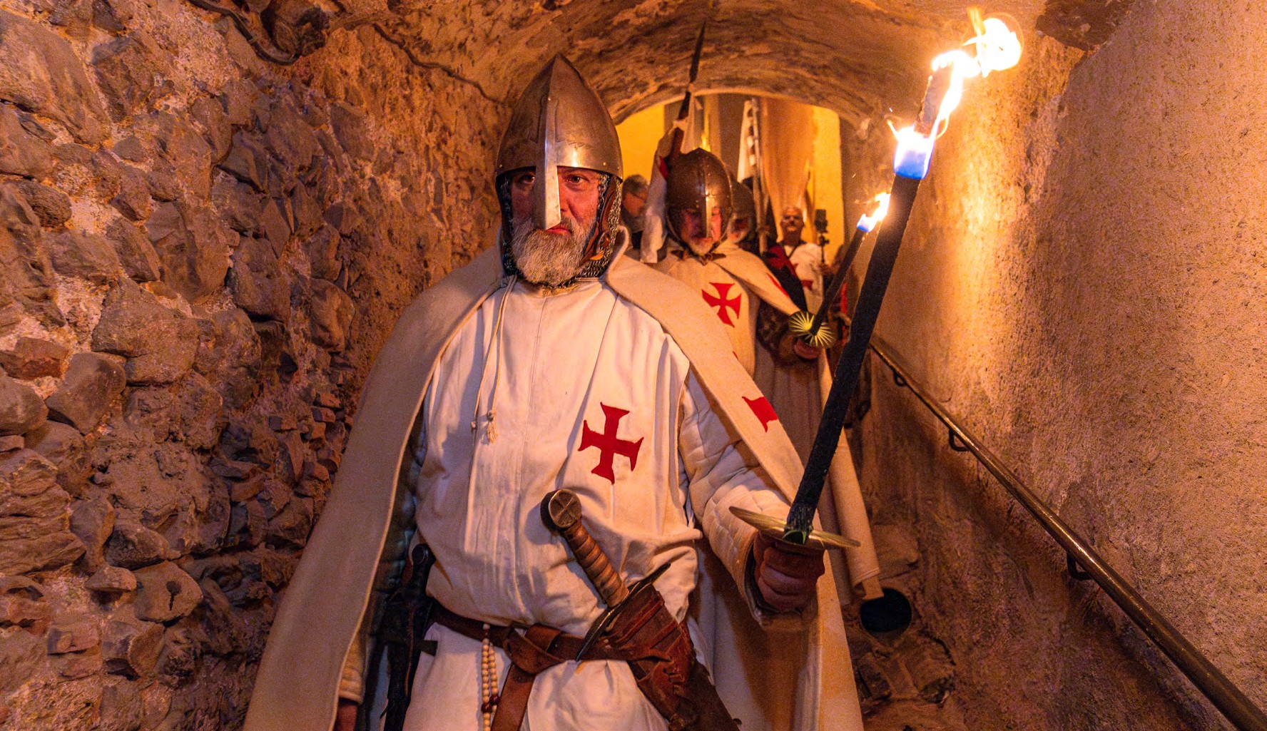 Chevaliers templiers en armure dans les ruelles de Biot