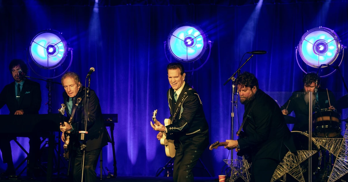 Chris Isaak sur scene avec son groupe Silverstone
