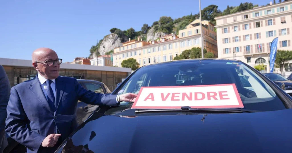 Eric Ciotti pose un panneau A VENDRE sur une voiture de fonction de la mairie de Nice