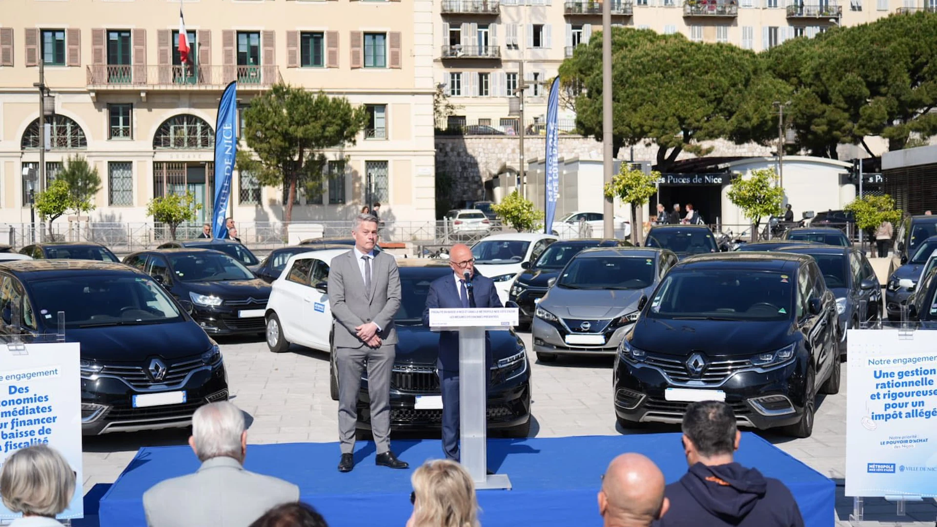 Éric Ciotti au pupitre devant le parc de voitures de fonction alignées au Quai de la Douane