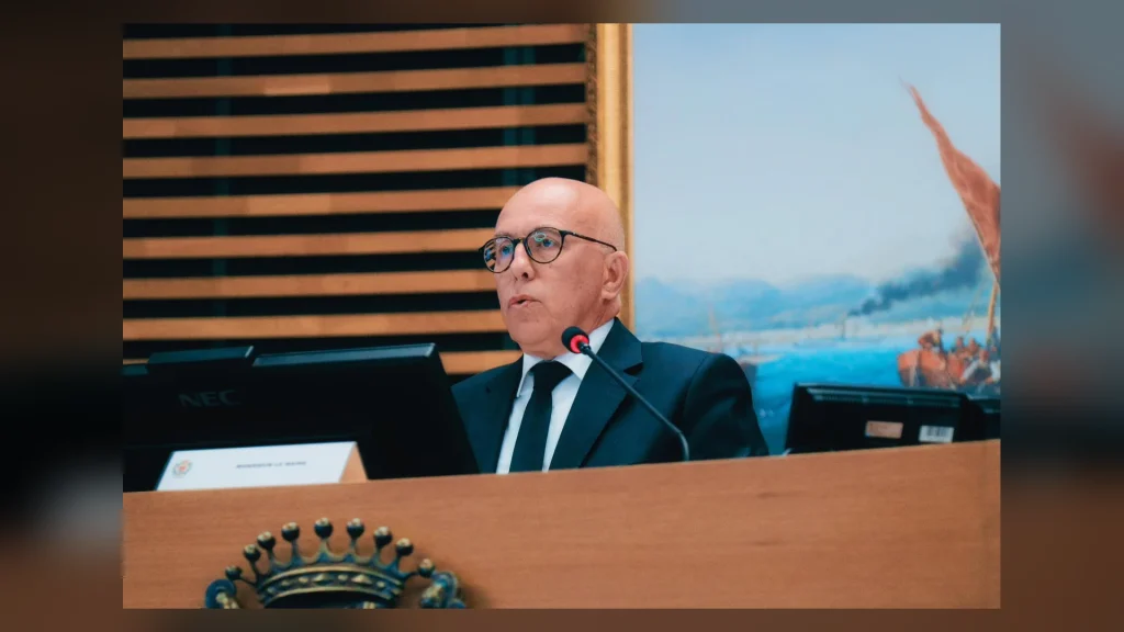 Eric Ciotti, maire de Nice, prend la parole au conseil municipal du 24 avril 2026