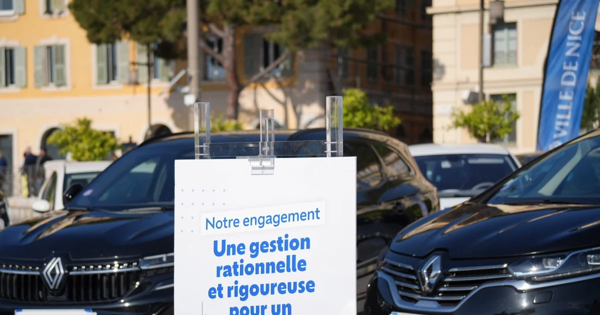 Les voitures de fonction de la mairie de Nice alignées au Quai de la Douane