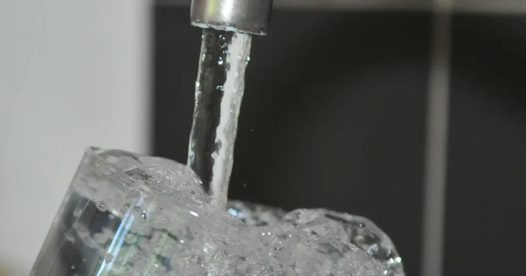 Eau du robinet à Nice : pesticides et PFAS surveillés par l'ARS