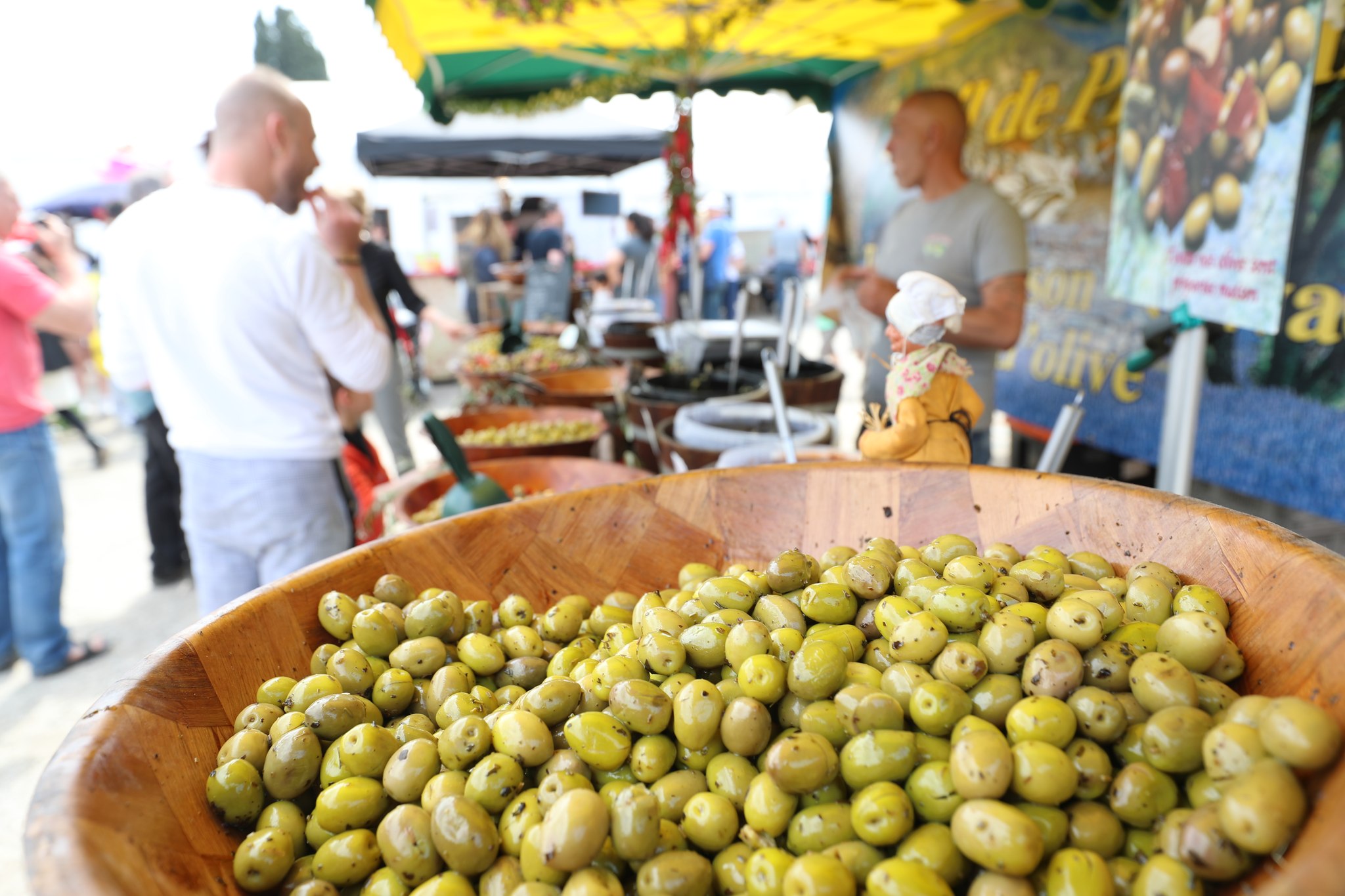 Grand bol d olives vertes du terroir au marché de la Fête des Fraises de Carros