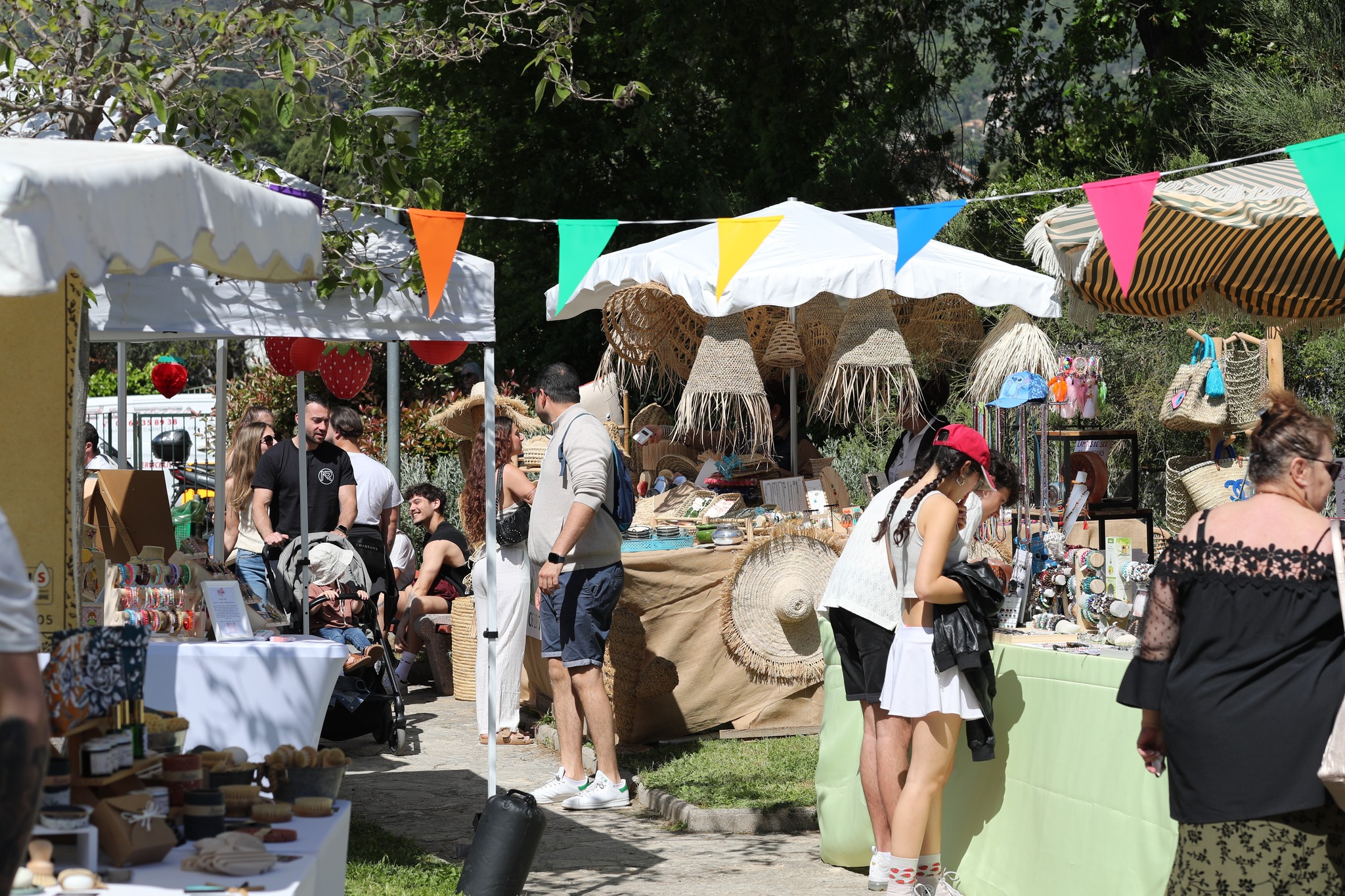 Stands d artisanat fanions colorés et vannerie à la Fête des Fraises de Carros