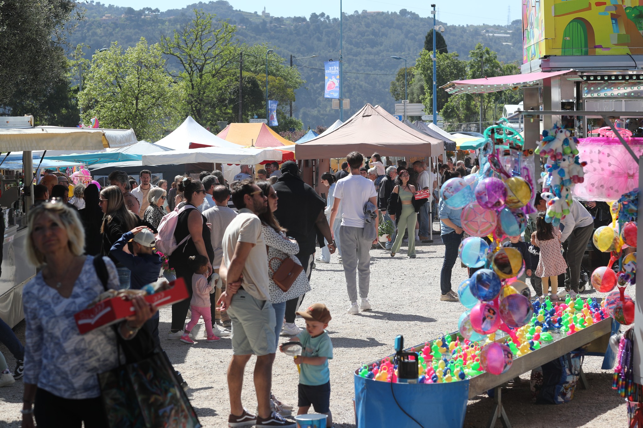 Foule familles et stands à la Fête des Fraises et du Terroir de Carros