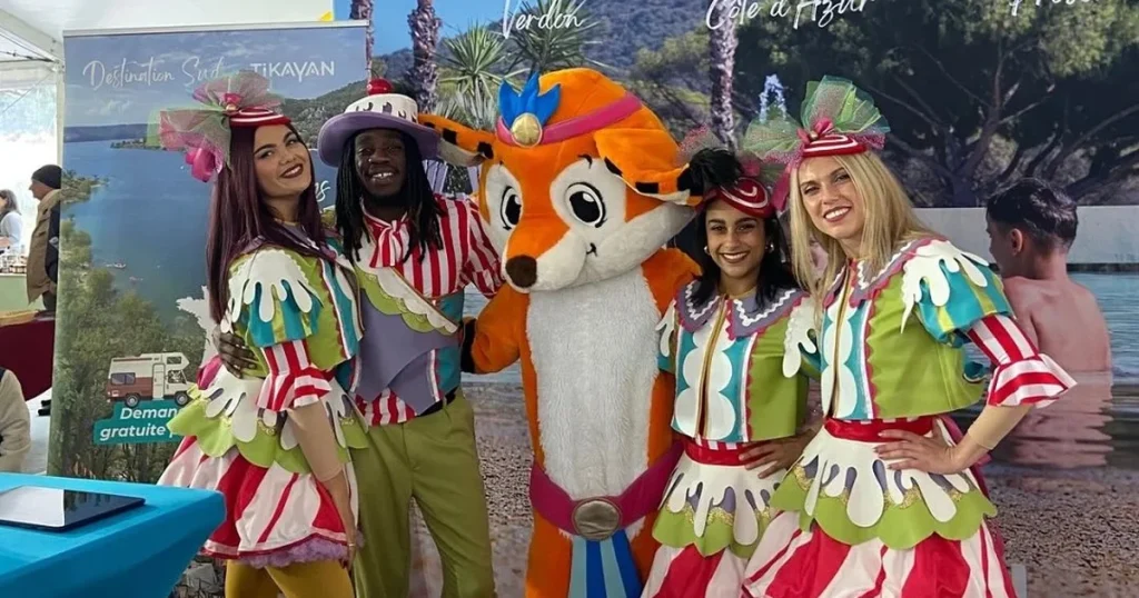 Animateurs en costumes colorés et mascotte renard au Salon iD Weekend de Nice