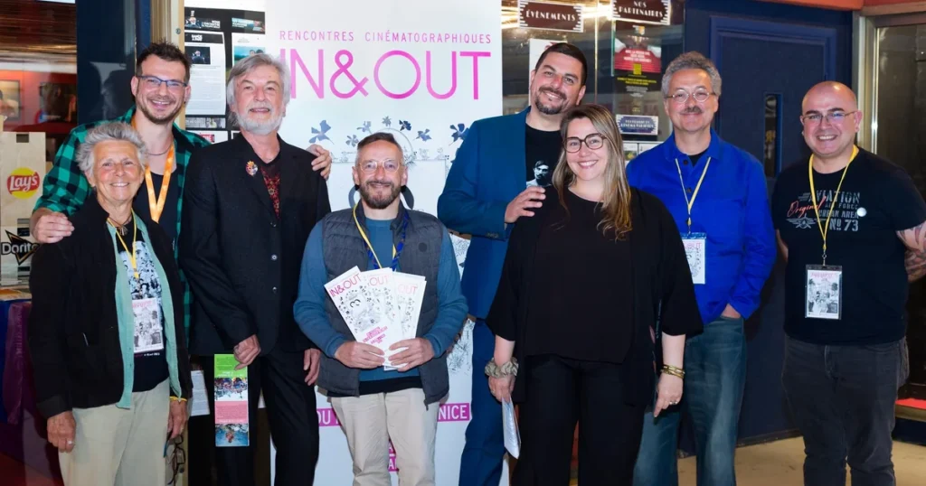 L'équipe des Ouvreurs devant le kakémono du Festival In&Out à Nice