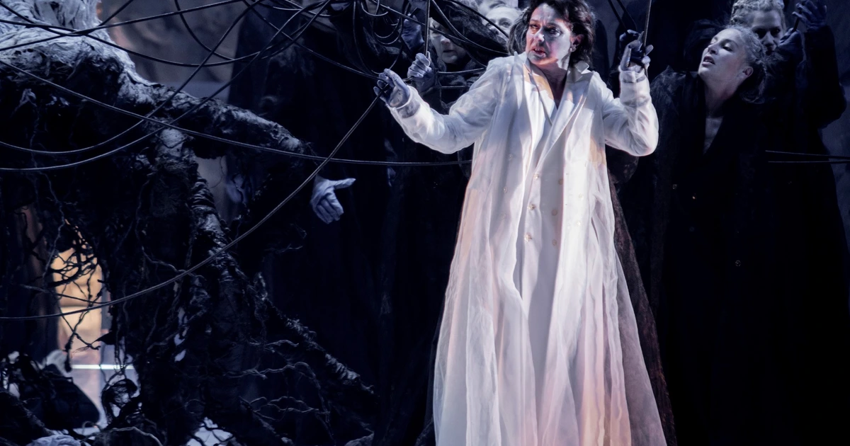 Le Villi de Puccini - soprano entouree de figures sombres