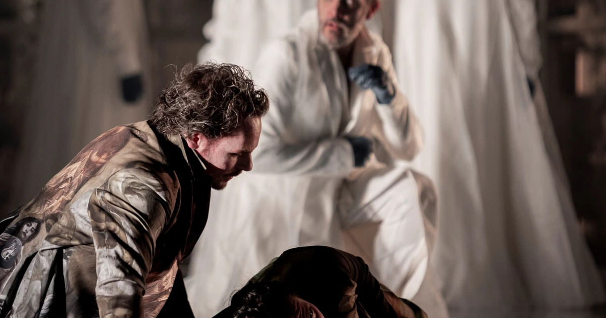 Le Villi de Puccini - Roberto au sol entoure par les Villis