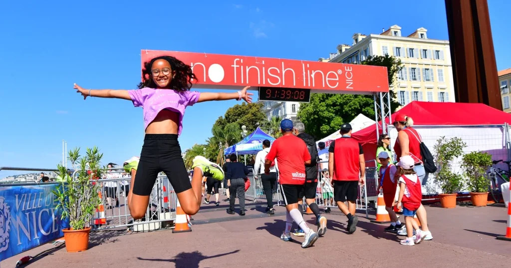 No Finish Line Nice enfant devant arche