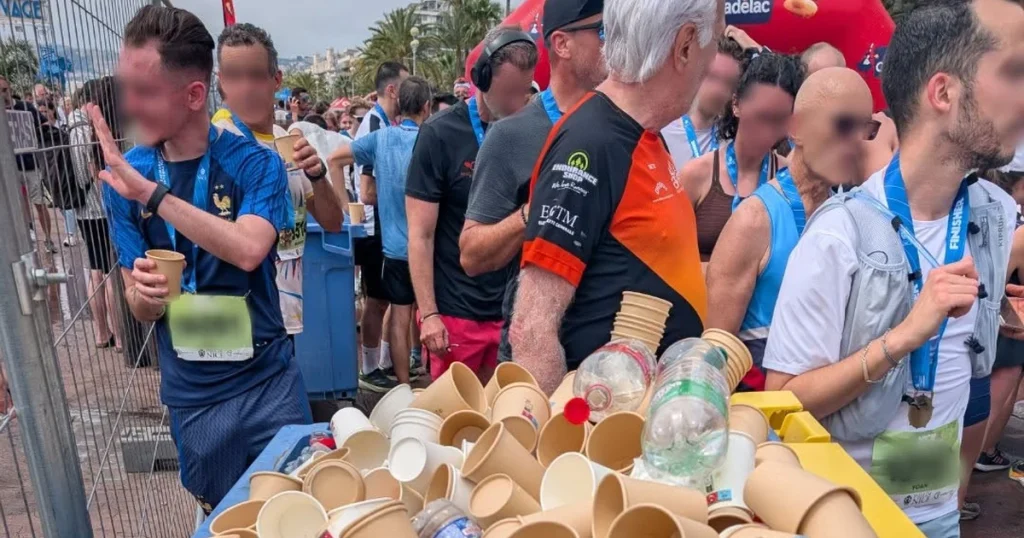 Gobelets plastique jonchent le sol après le semi-marathon de Nice 2026