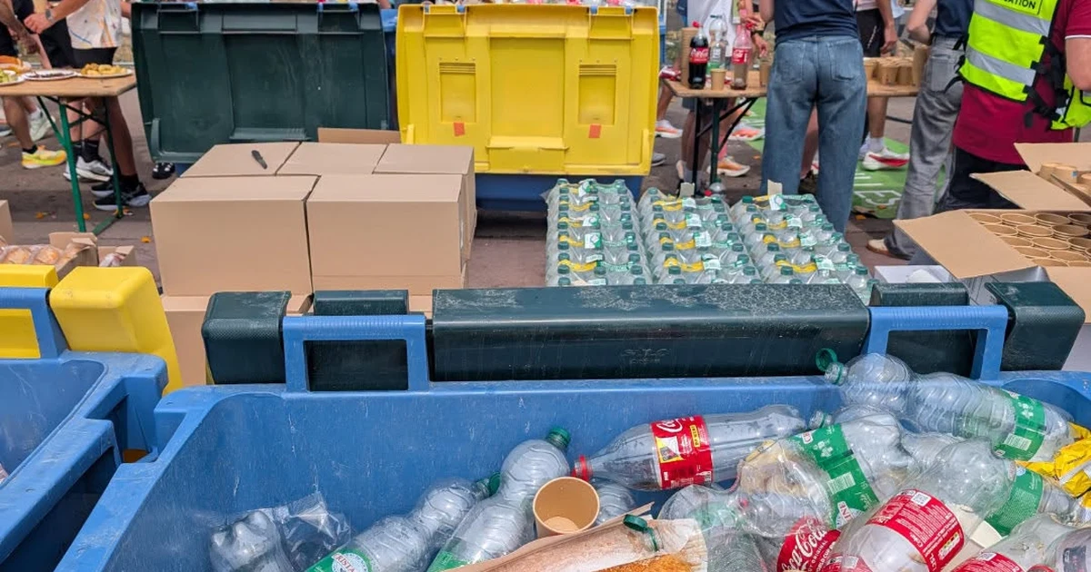 Bouteilles et gobelets plastique abandonnés semi-marathon Nice