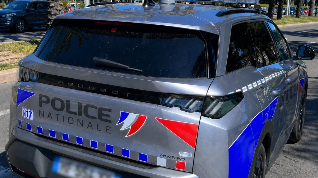 Voiture de la Police nationale stationnée à Nice
