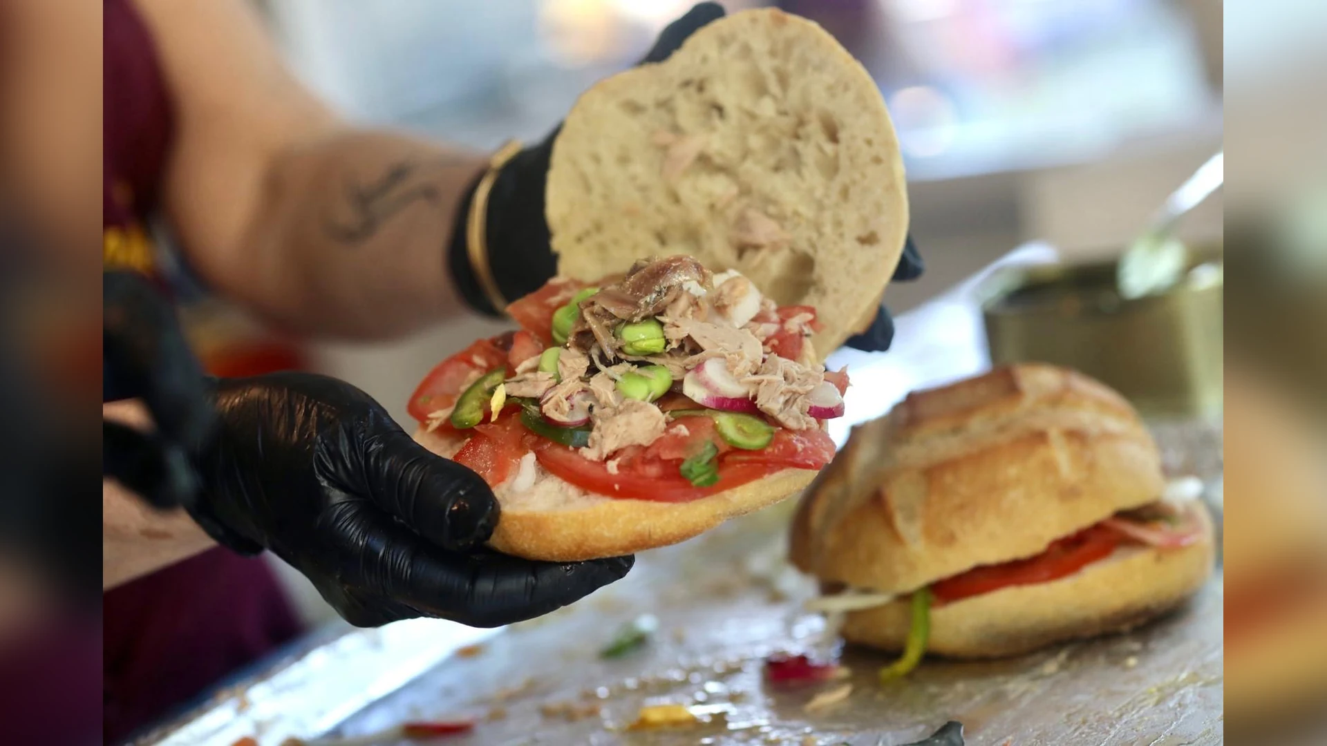 Pan bagnat niçois, spécialité gastronomique de la Côte d'Azur