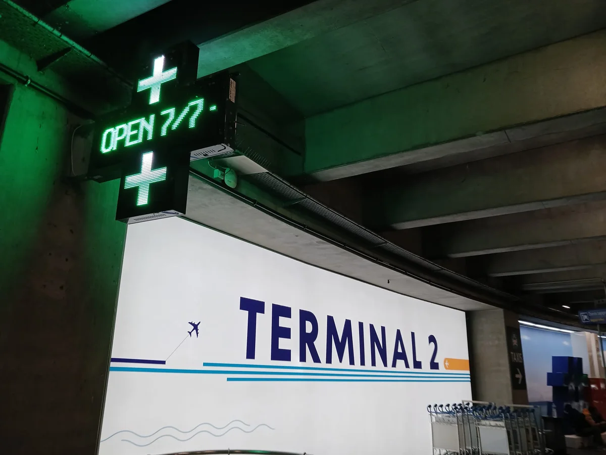 Croix verte pharmacie aéroport Nice Côte d'Azur Terminal 2 Open 7/7