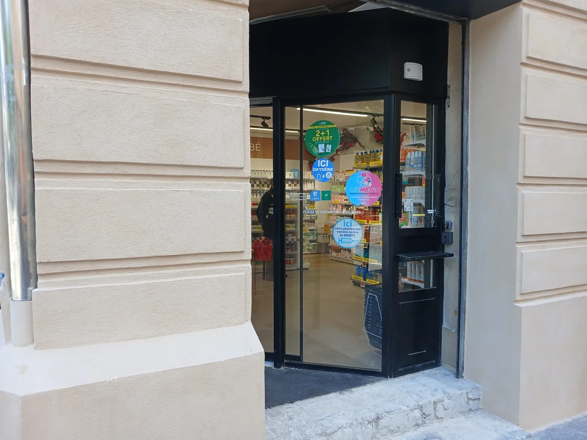 Porte de pharmacie Nice affichant Fermé le dimanche