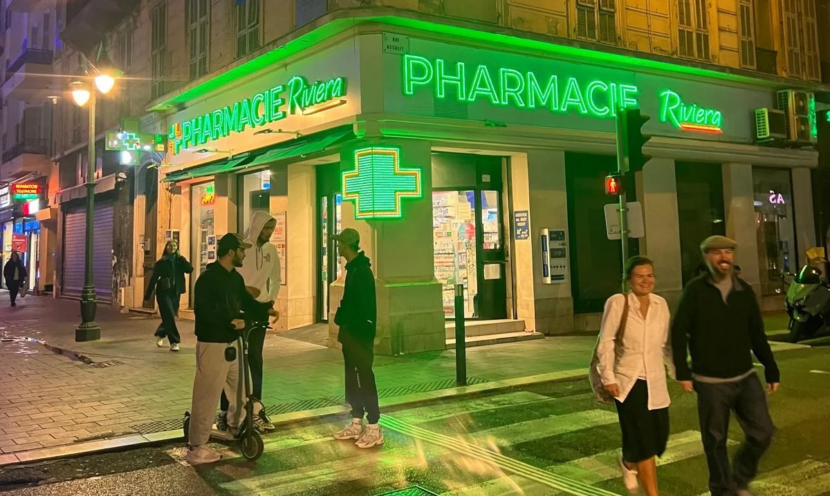 Ancienne pharmacie Riviera Nice nuit néon vert avenue Jean Médecin avant rénovation