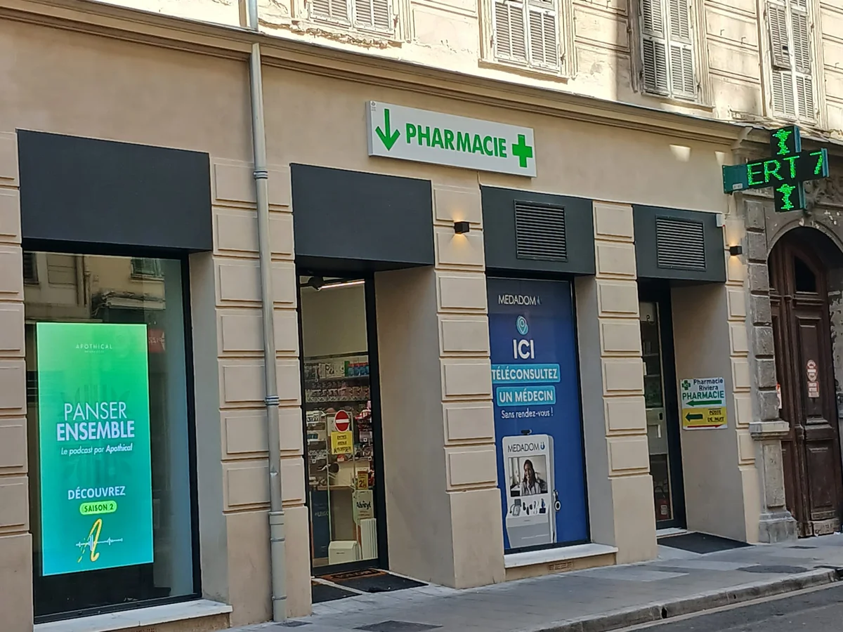 Intérieur agrandi de la Pharmacie Riviera à Nice après rénovation