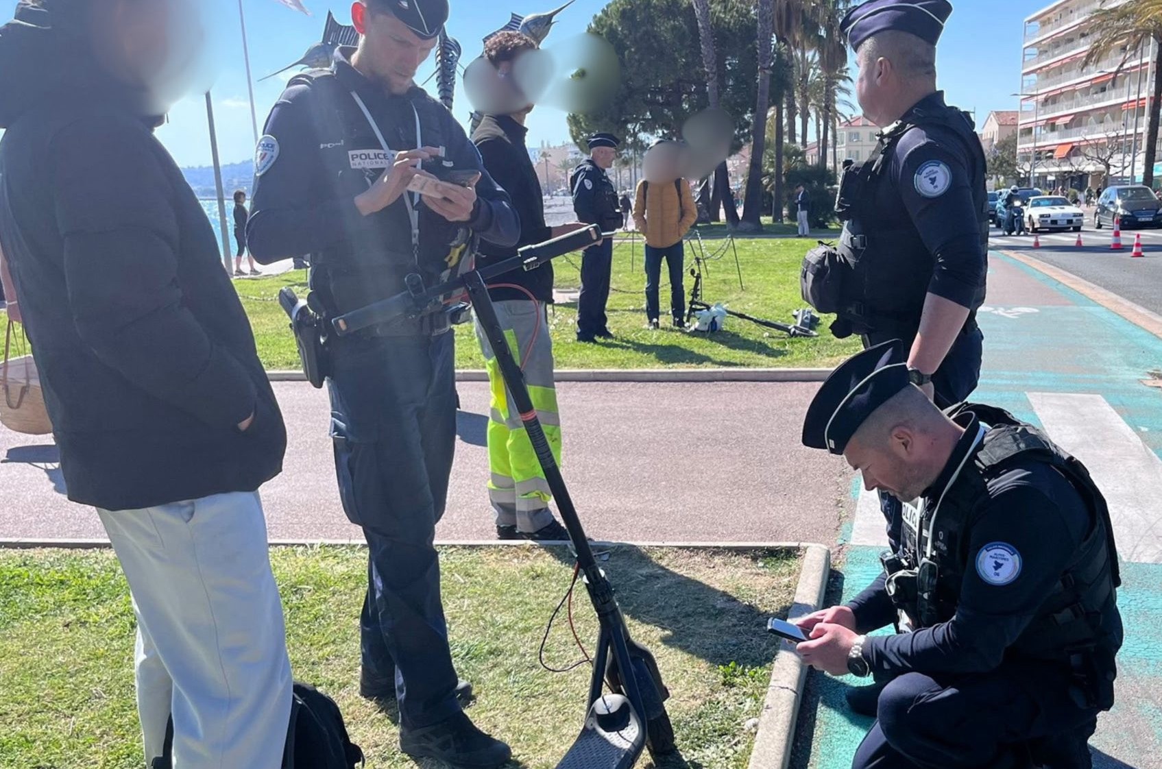 Policiers contrôlant plusieurs trottinettes électriques à Cagnes-sur-Mer