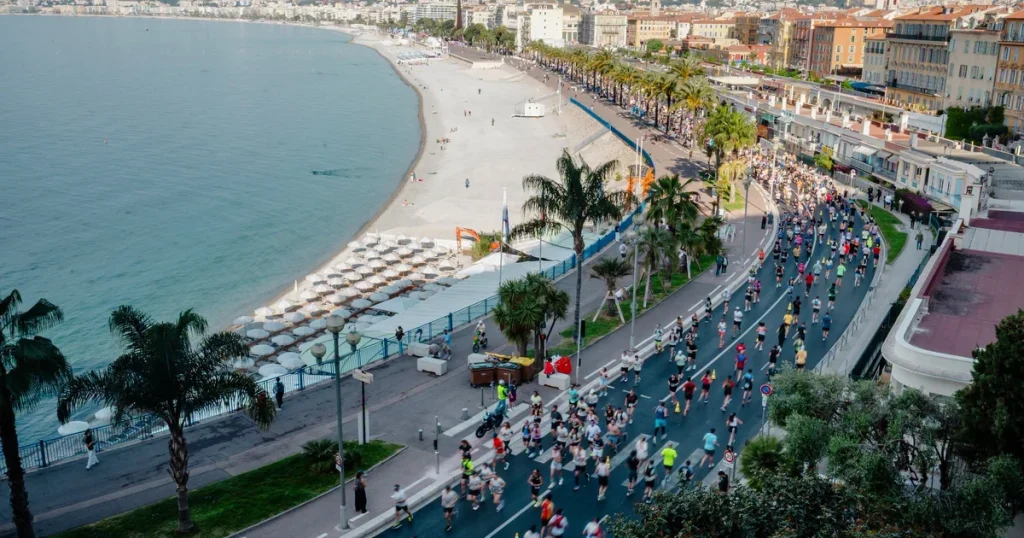 Semi-marathon international de Nice 2026 - coureurs sur le parcours