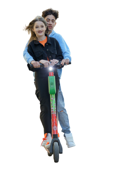 Deux personnes sur une trottinette sans casque