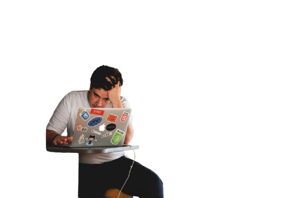 Étudiant stressé devant son ordinateur